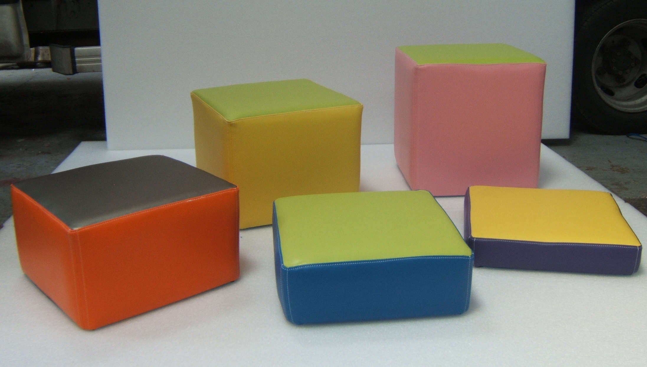 Pouf carre - 40 x 40 x 17 cm- Assise 17 (REF A17-10) Pouf carre - 40 x 40 x 17 cm- Assise 17 (REF A17-10)