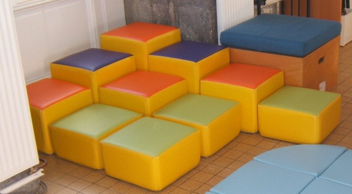 Podium d'angle 3- 120 x 120 x 45 cm- 3 poufs carres Assise 25- 2 en Assise 32- 1 en Assise 45 cm (REF MPOD3)